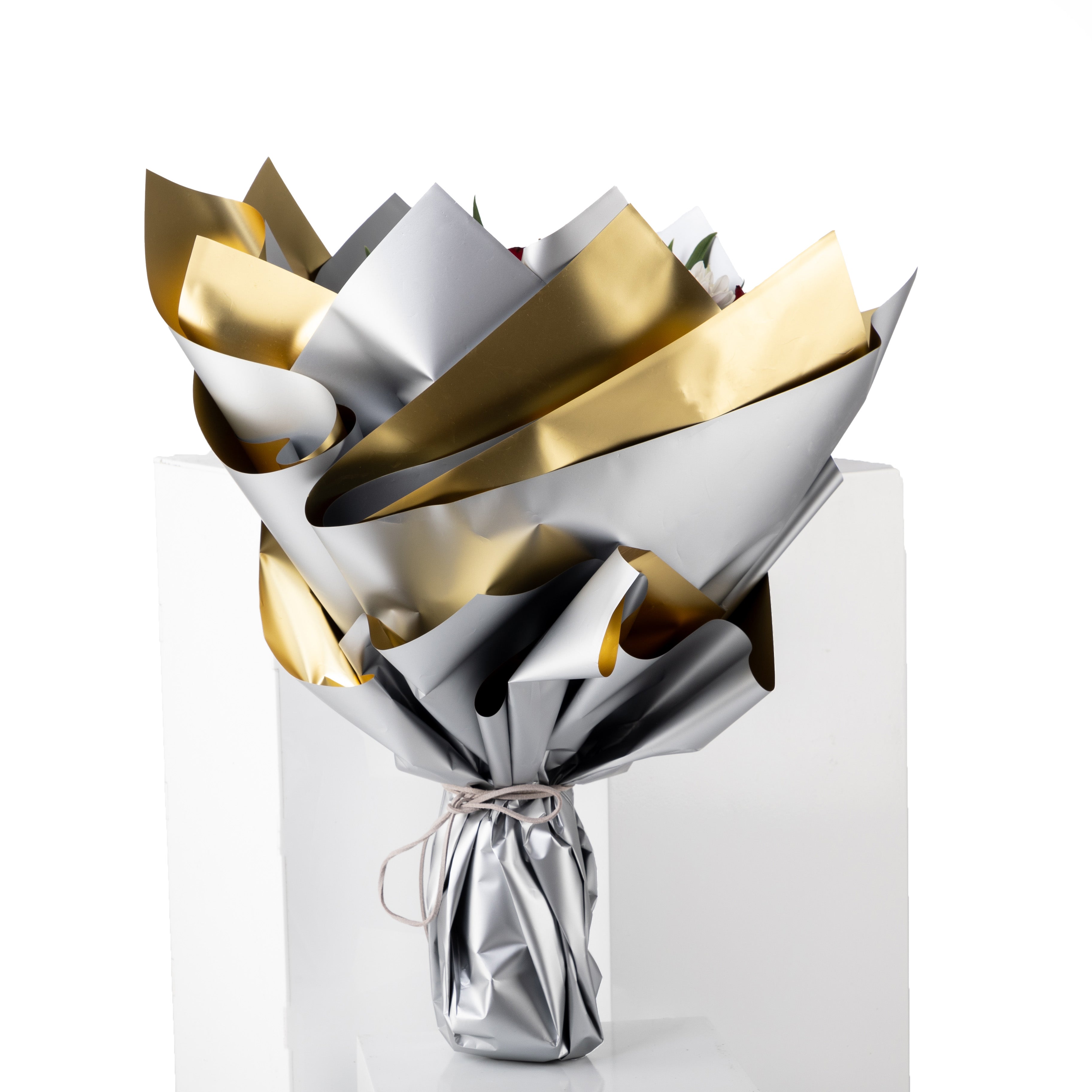 باقة الزهور الأحمر والأبيض الأنيقة