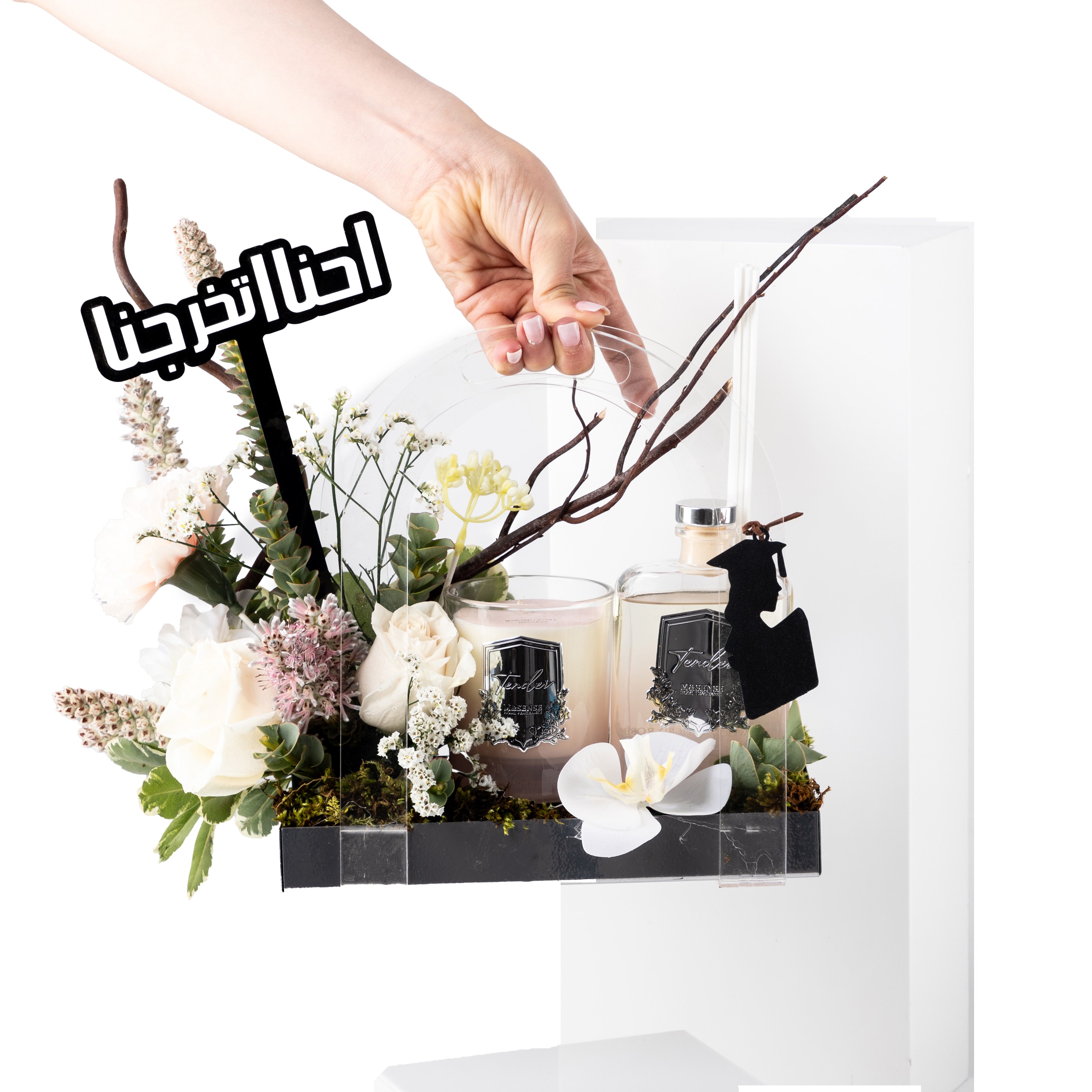 باقة زهور التخرج مع دفيوزر وشمعة