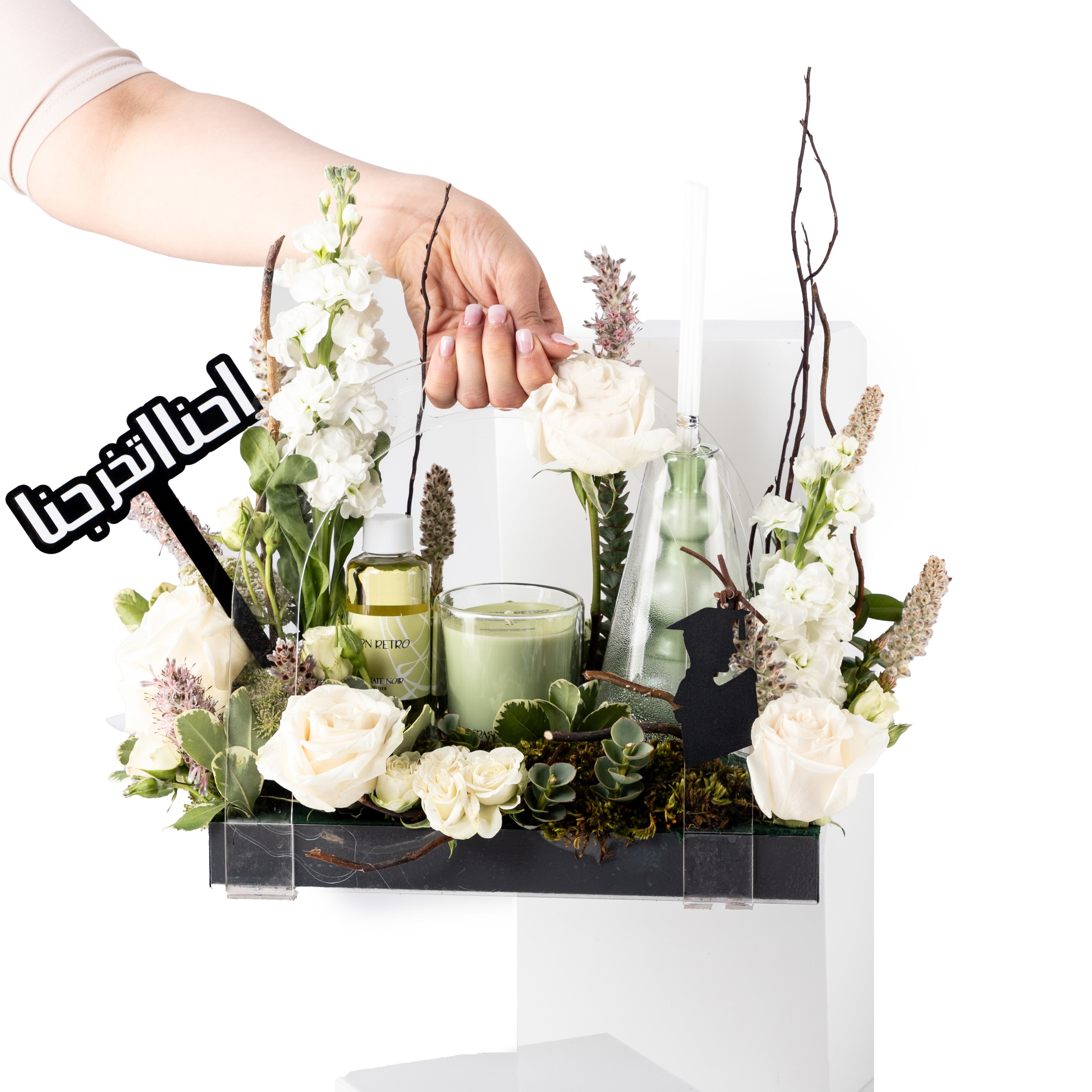 باقة زهور التخرج مع دفيوزر وشمعة