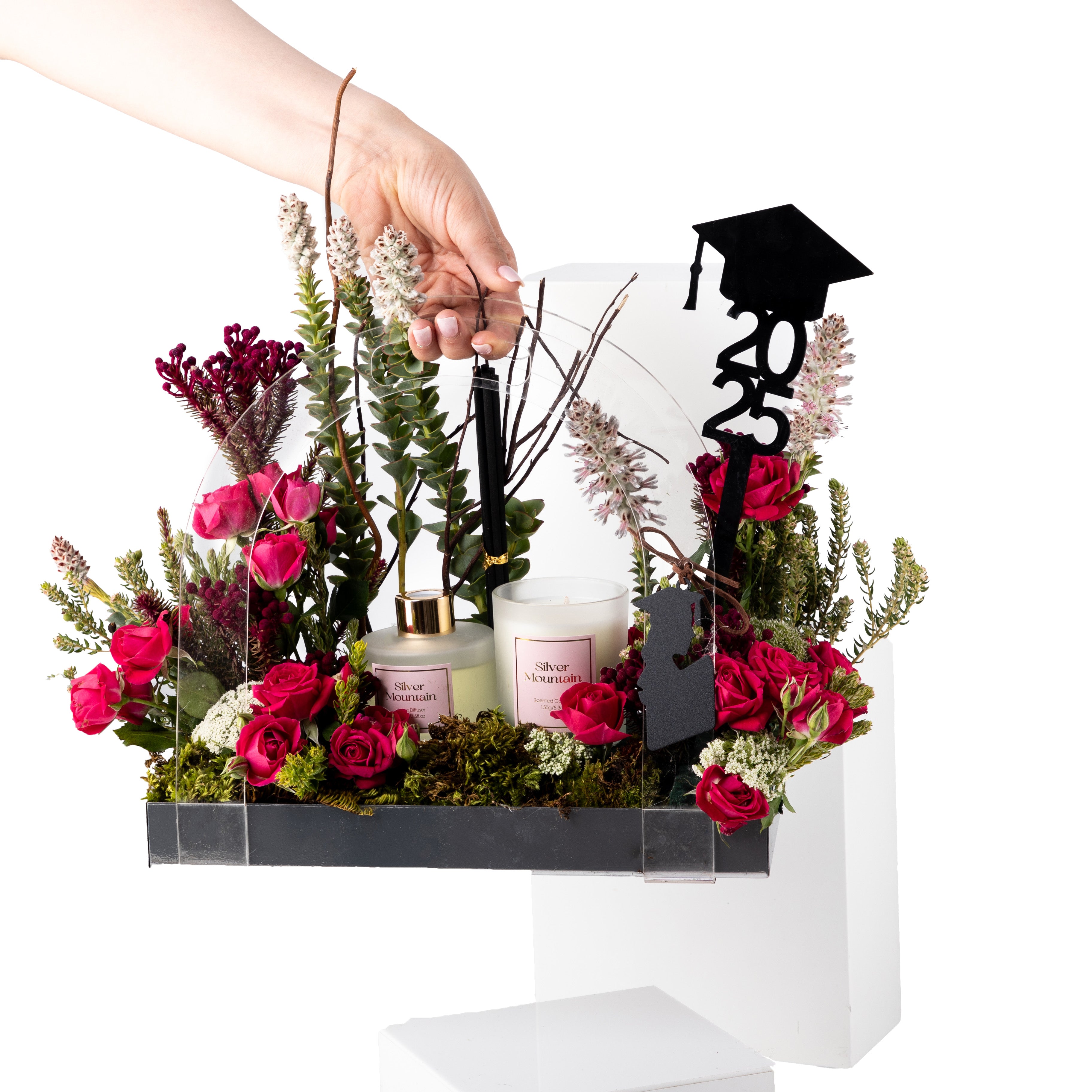 باقة زهور التخرج مع دفيوزر وشمعة