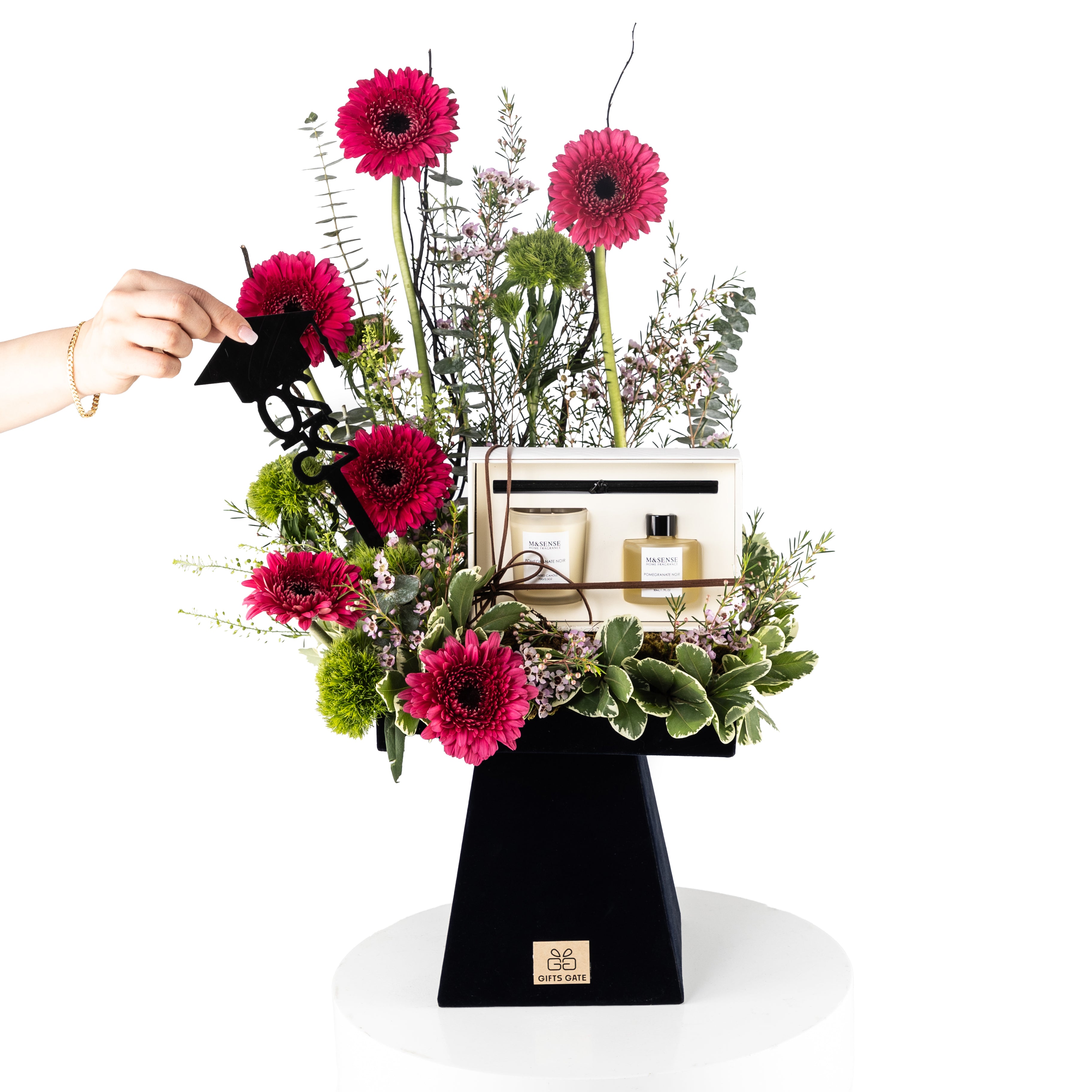 ستاند الاحتفال المزين بالأزهار مع شمعة ودفيوزر