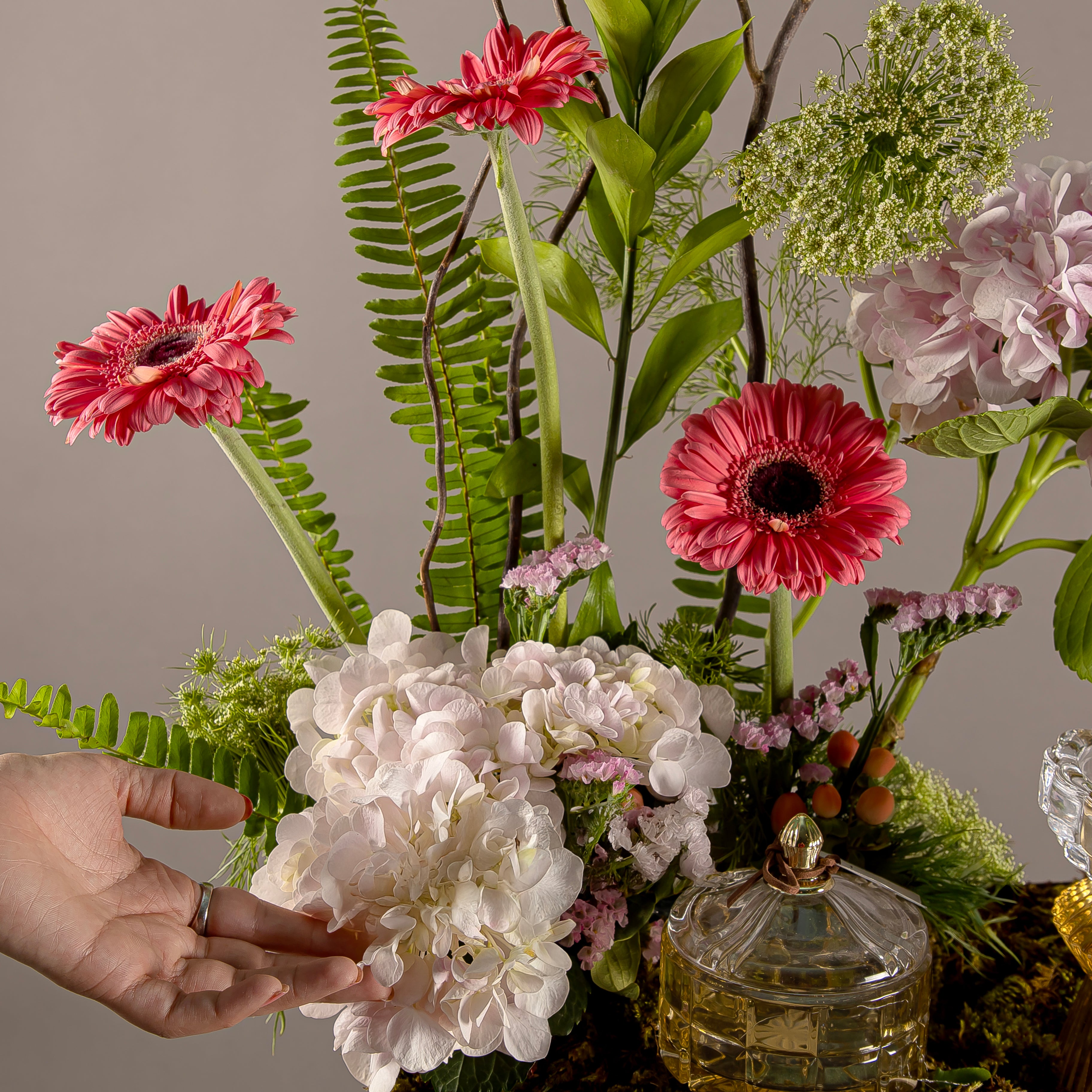 A tray decorated with various types of flowers, an incense burner and bowls