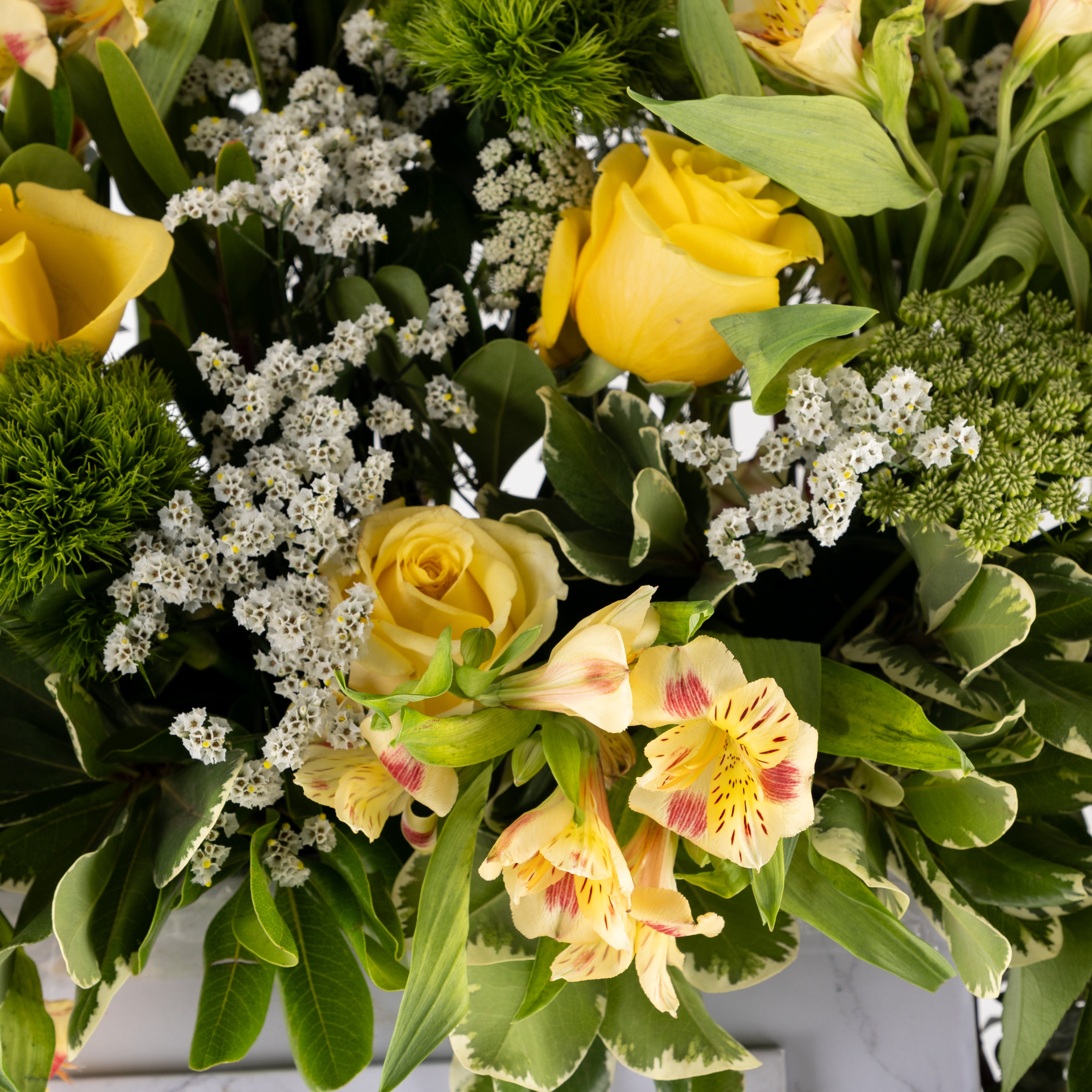 ستاند زهور أصفر لتهنئة التخرج