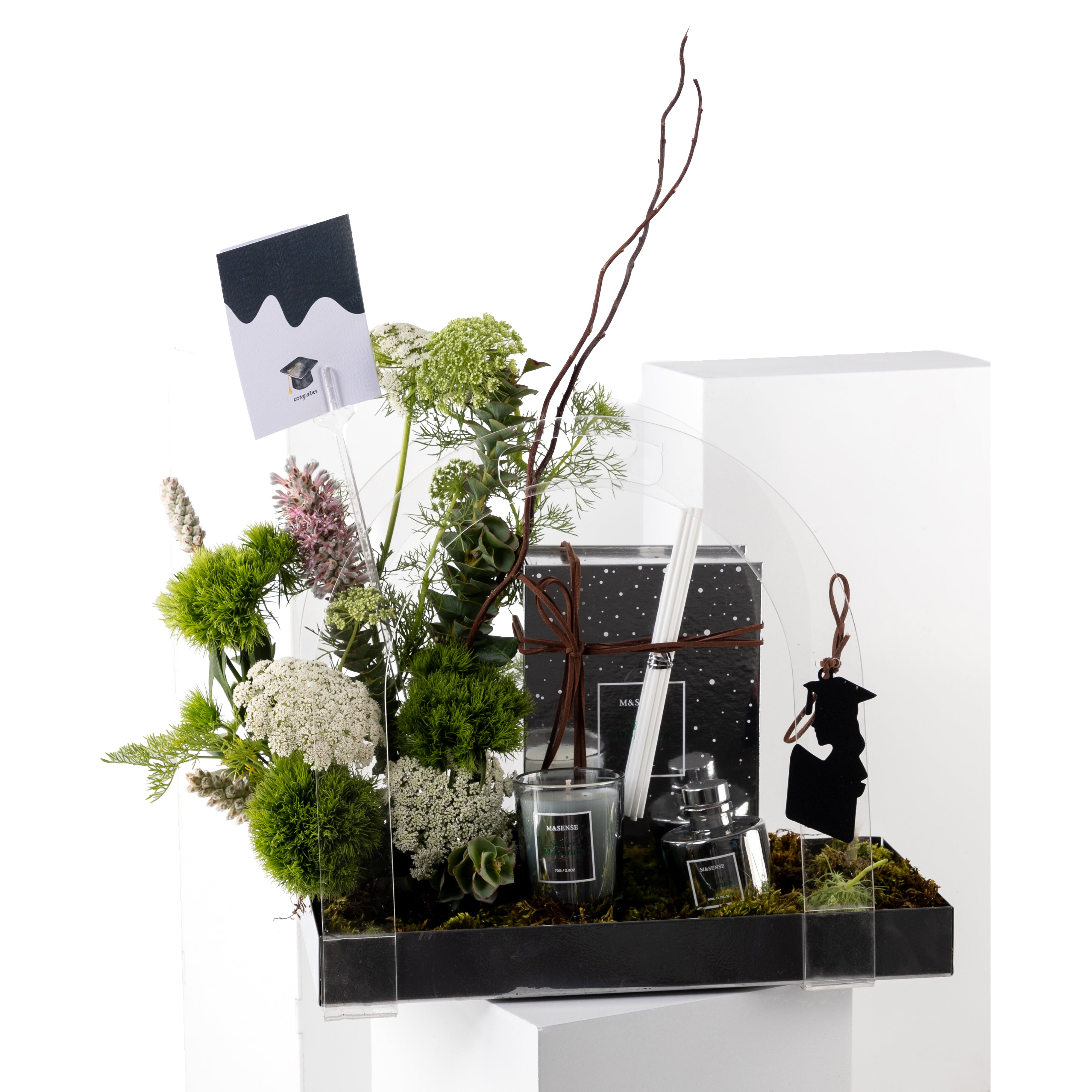 باقة زهور التخرج مع دفيوزر وشمعة