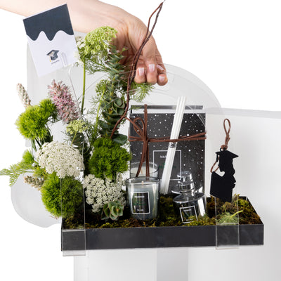 باقة زهور التخرج مع دفيوزر وشمعة