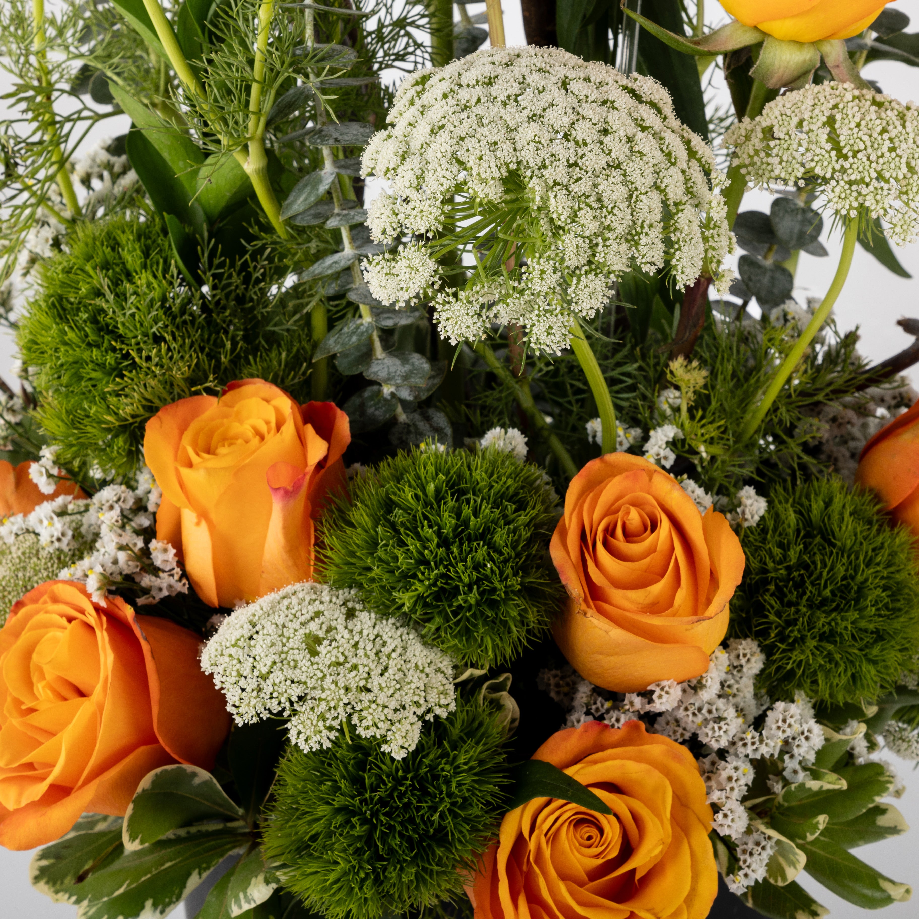 ستاند أزهار برتقالية لتهنئة التخرج