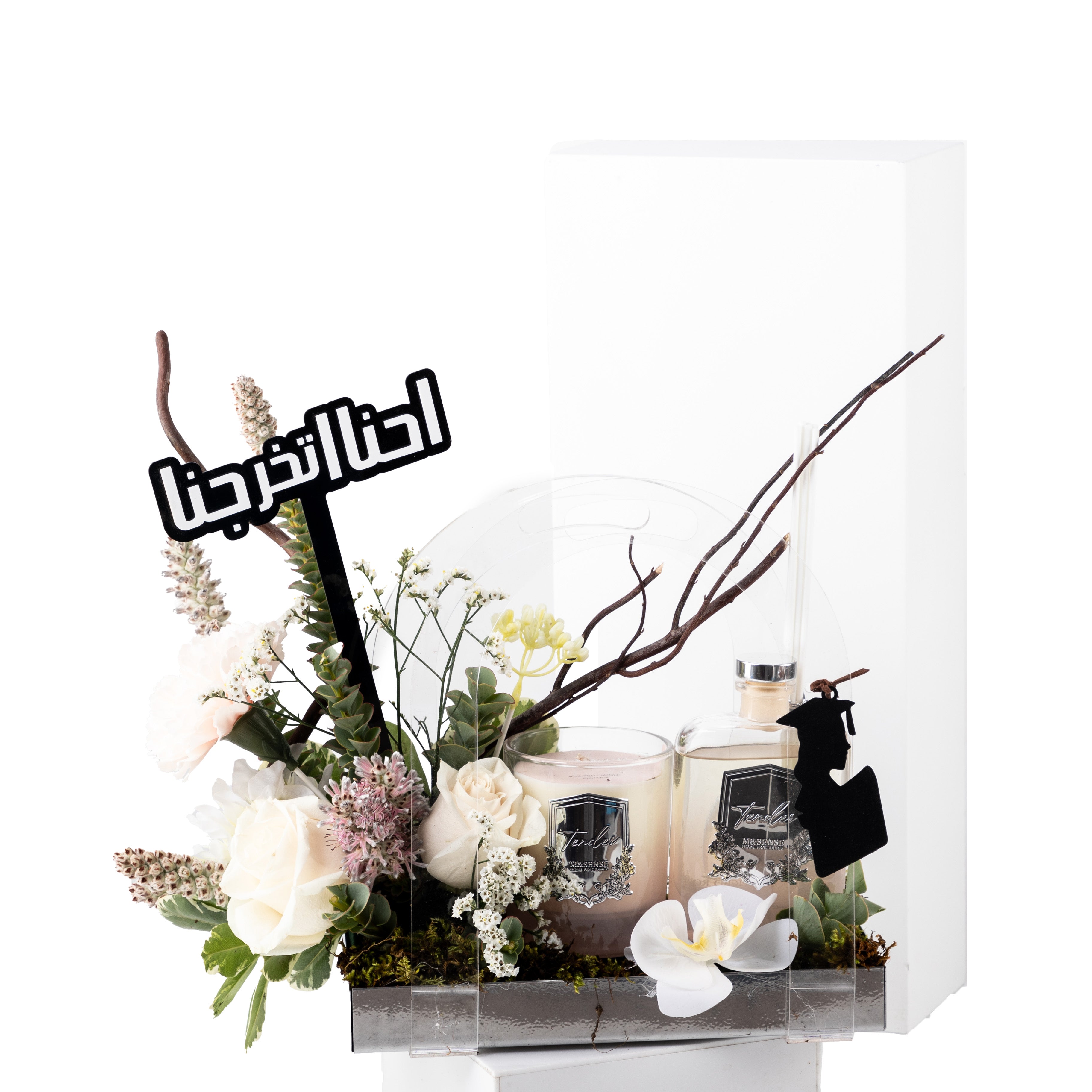 باقة زهور التخرج مع دفيوزر وشمعة