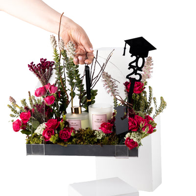 باقة زهور التخرج مع دفيوزر وشمعة