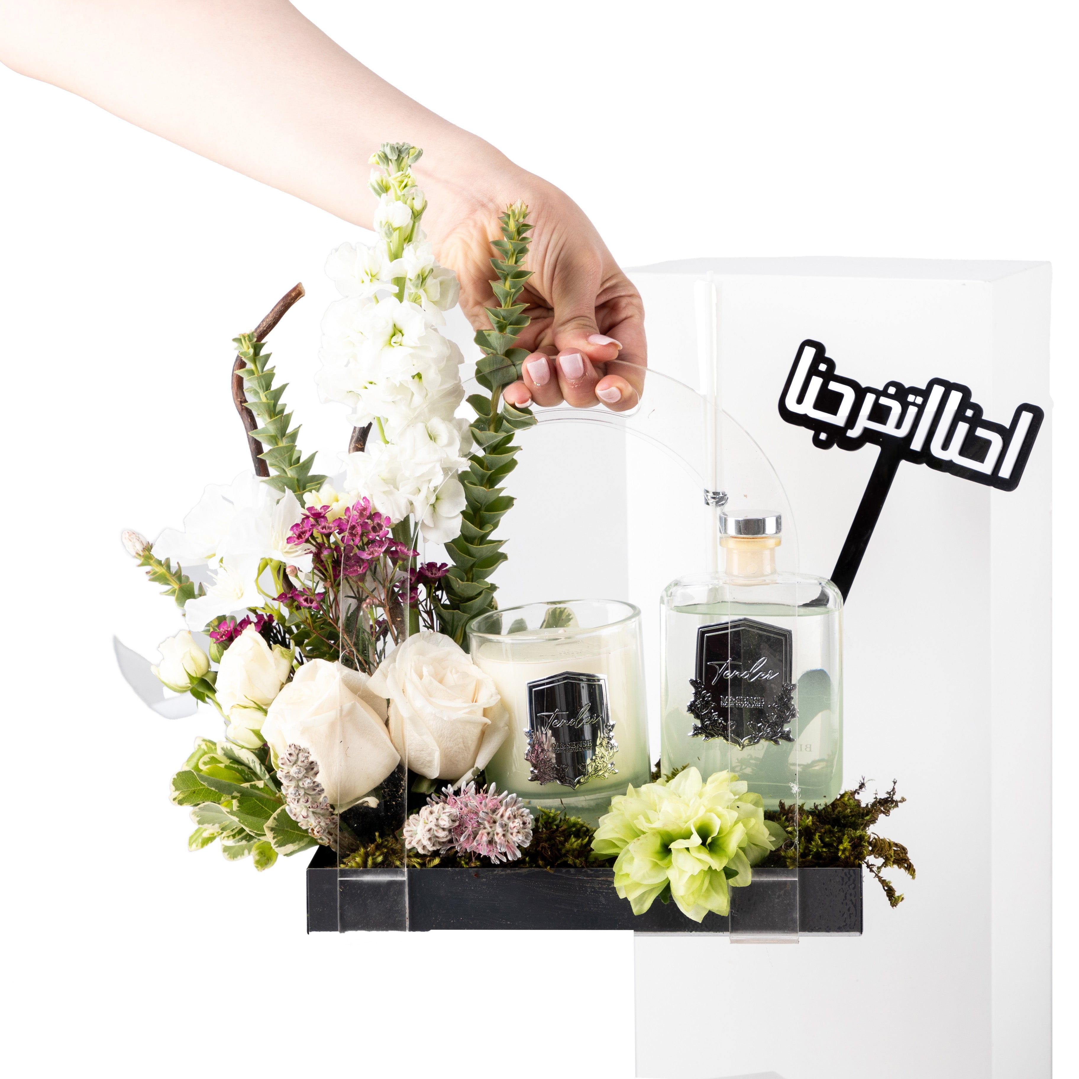 باقة زهور التخرج مع دفيوزر وشمعة