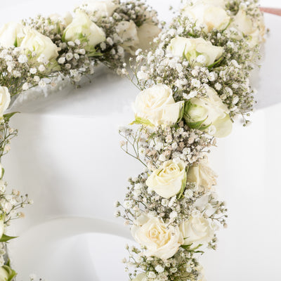 طقم عقد وطوق من الورد الأبيض