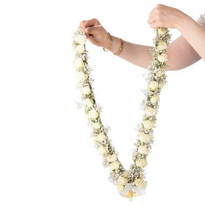 عقد زهري من الورد الأبيض