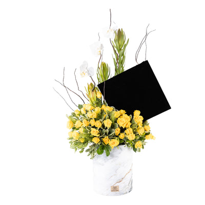 ستاند زهور التخرج الصفراء مع قبعة التخرج