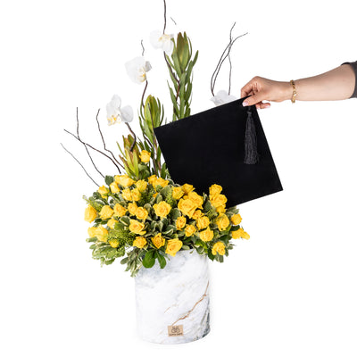 ستاند زهور التخرج الصفراء مع قبعة التخرج