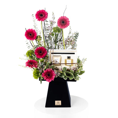 ستاند الاحتفال المزين بالأزهار مع شمعة ودفيوزر