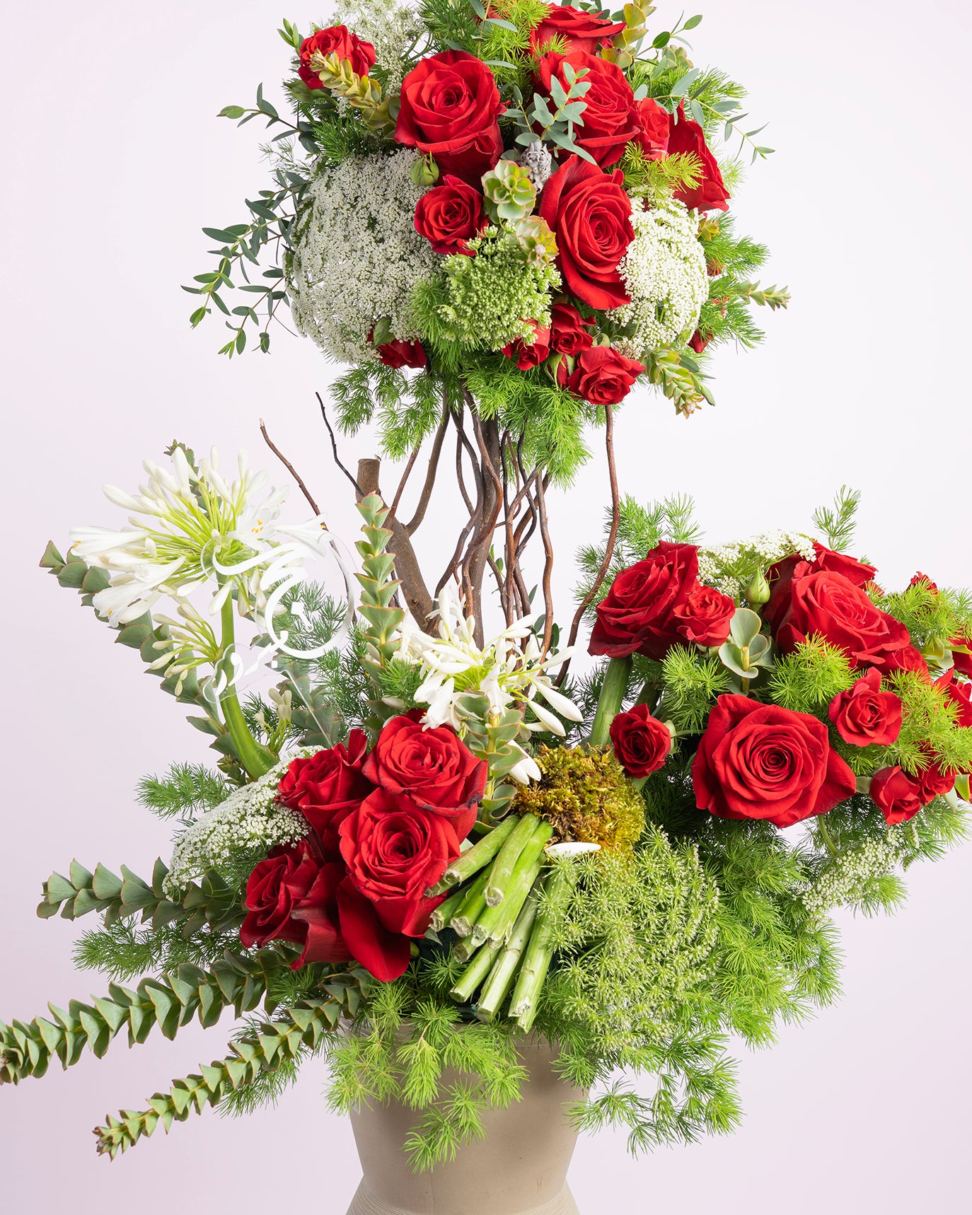 مزهرية جوري أحمر أنيقة