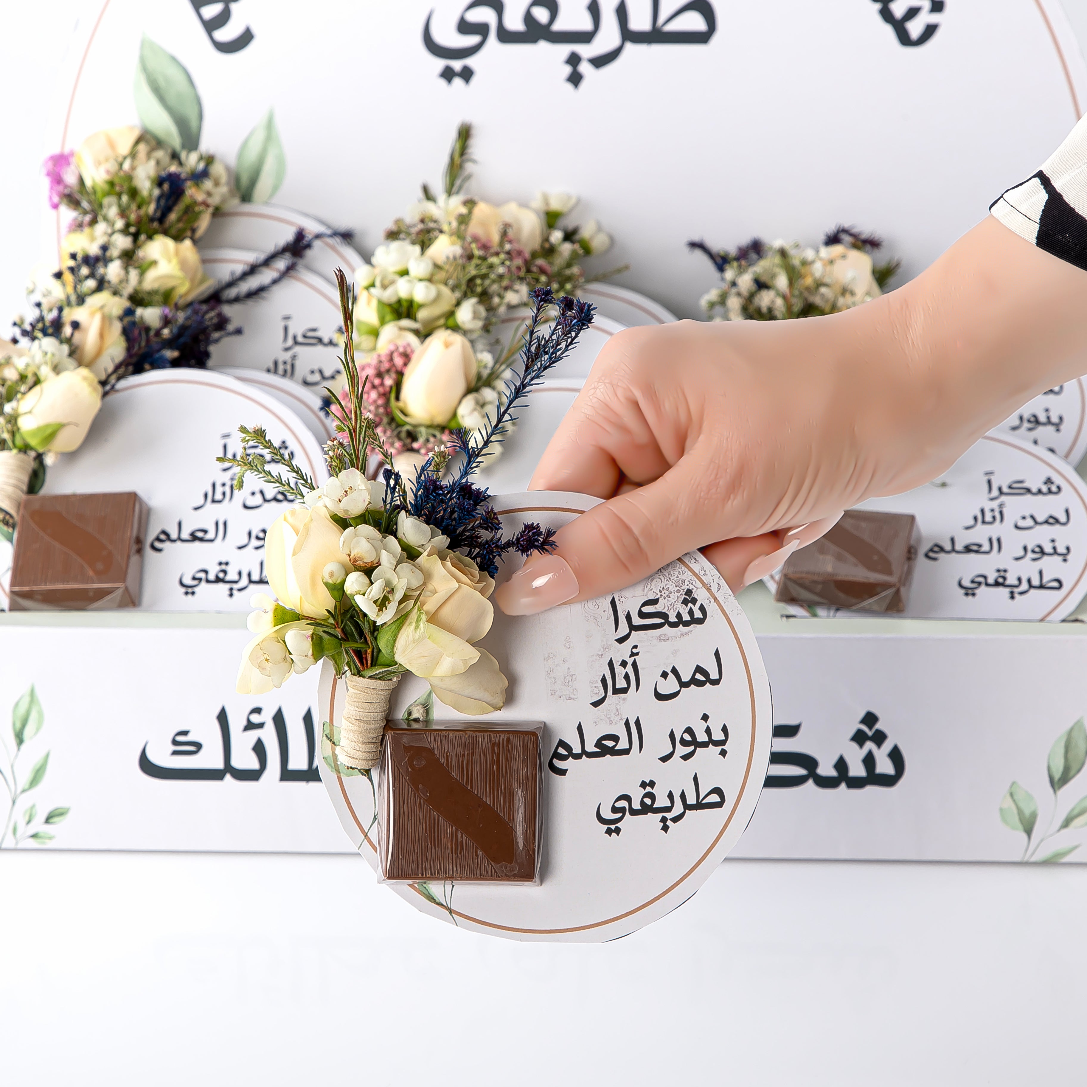 بوكس توزيعات "شكراً معلمتي" – 12 شوكولاتة، ورد، وكرت